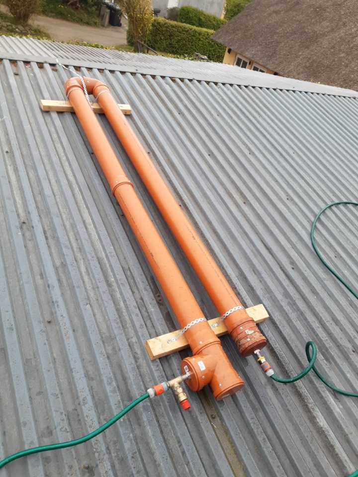 PVC rørene vandet opbevares i. ~70 liter.